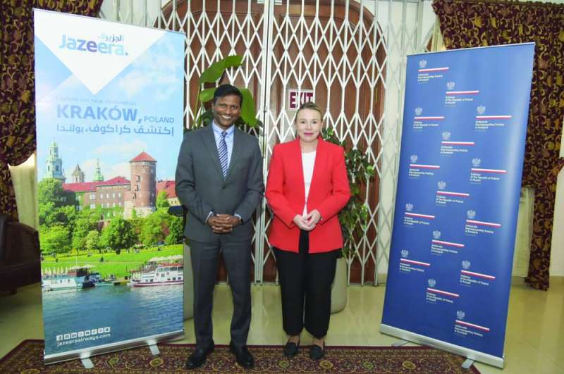 أنّا مارتا تشيشكوفسكا مع الرئيس التنفيذي لطيران الجزيرة باراثان باسوباثي