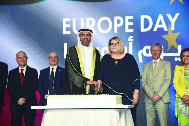 اليحيا مشاركاً سفيرة الاتحاد الأوروبي قص قالب الحلوى