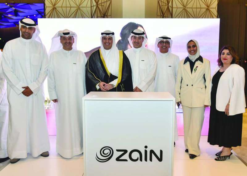 وزير الإعلام والثقافة عبدالرحمن المطيري ونواف الغربللي يتوسطان فريق «زين» 