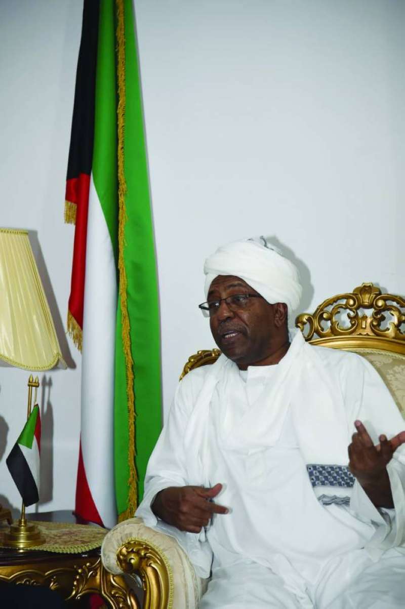 السفير السوداني متحدثاً خلال اللقاء مع الصحافيين 