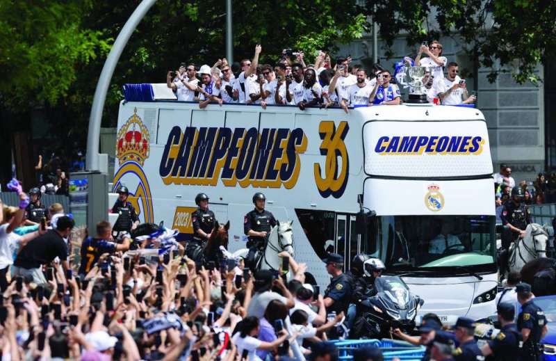 حافلة تقل لاعبي ريال مدريد للاحتفال مع الجماهير             	           (أ ف ب)