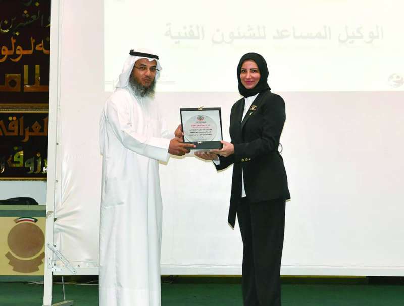 العوضي تكرم وكيل الوزارة