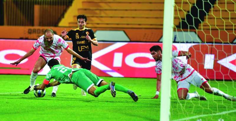 


 حارس الفحيحيل المتألق أحمد عادي ممسكاً بالكرة 