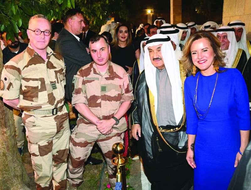 ناصر المحمد والسفيرة الفرنسية مع بعض الحضور 