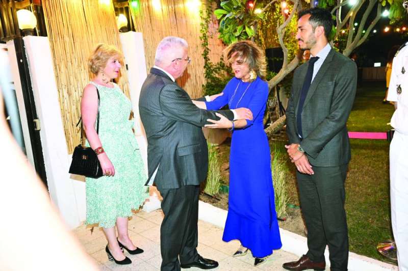 


السفيرة الفرنسية ترحب بالسفير الفلسطيني 