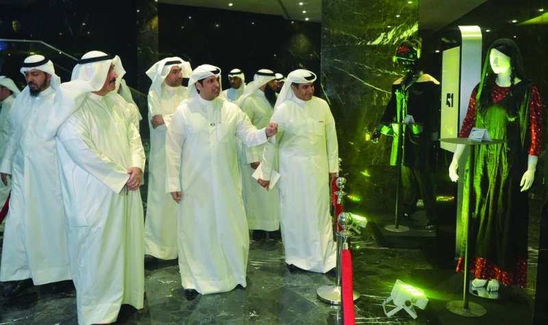 المطيري والوزيران العوضي والعمر في جولة على نماذج من محتويات الأرشيف