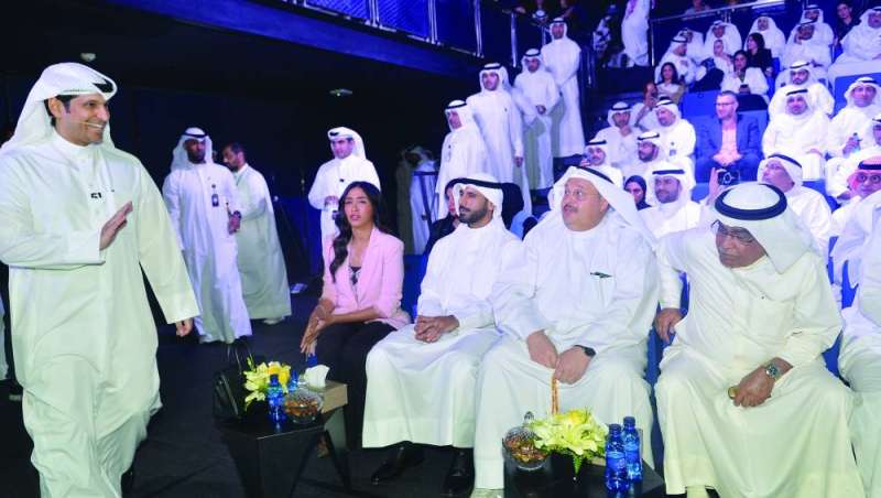 المطيري يحيي الزميل وليد الجاسم وعدنان الراشد والشيخ مبارك الفهد والشيخة نبيلة سلمان الحمود 	 (تصوير سعود سالم)