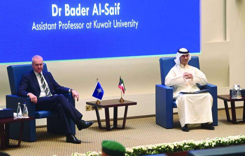 روغا والسيف على منصة الحلقة الحوارية	(تصوير نايف العقلة) 