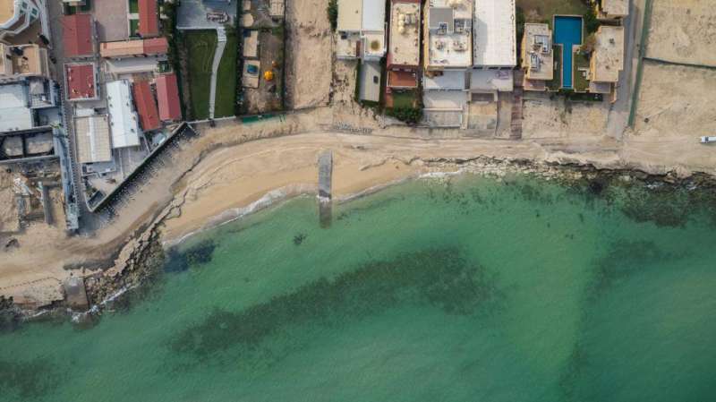 تحذيرات بيئية من تآكل الشواطئ 