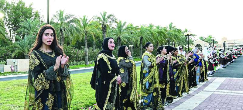 


مواطنون ومواطنات كباراً وصغاراً اصطفوا للترحيب بالضيف الكبير 