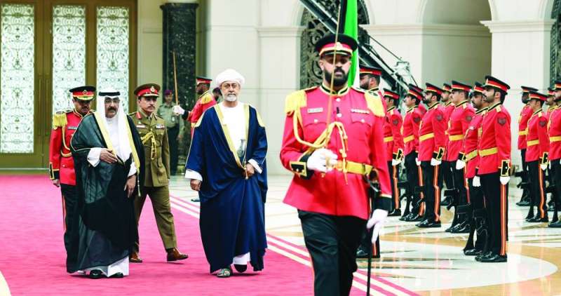 


صاحب السمو والسلطان هيثم بن طارق يستعرضان حرس الشرف 