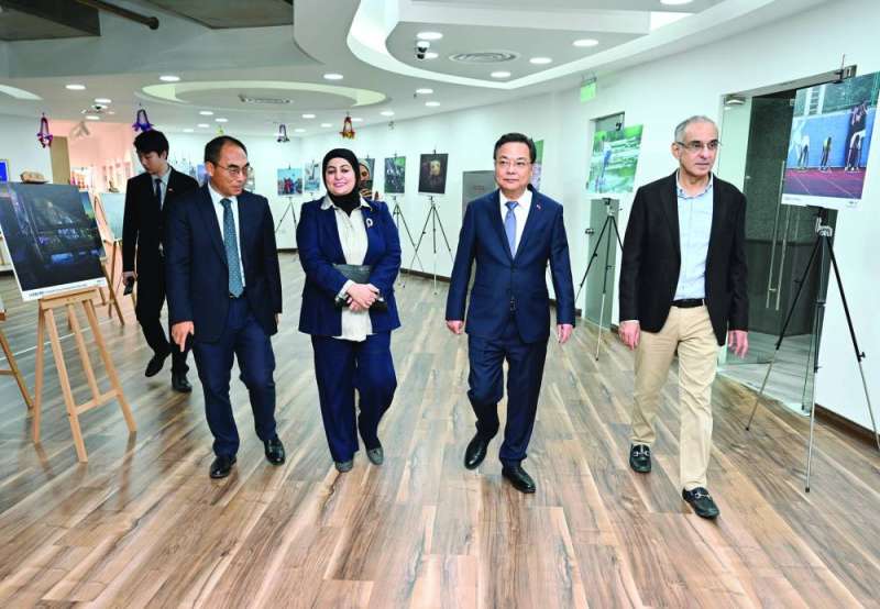 


جولة السفير الصيني في المركز الثقافي الصيني 	(تصوير أسعد عبدالله) 