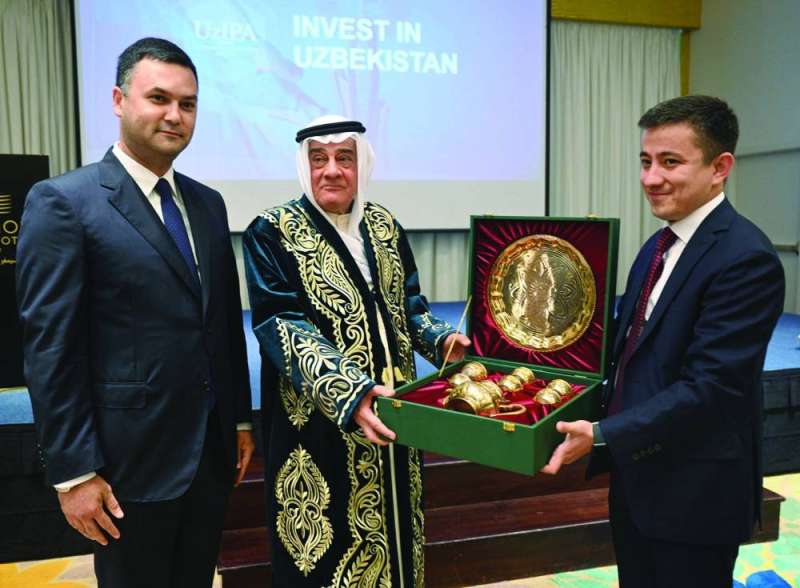 نائب حاكم مدينة سيرغالي في طشقند ايلبيك شكوروف يكرم رجل الأعمال عبدالفتاح معرفي