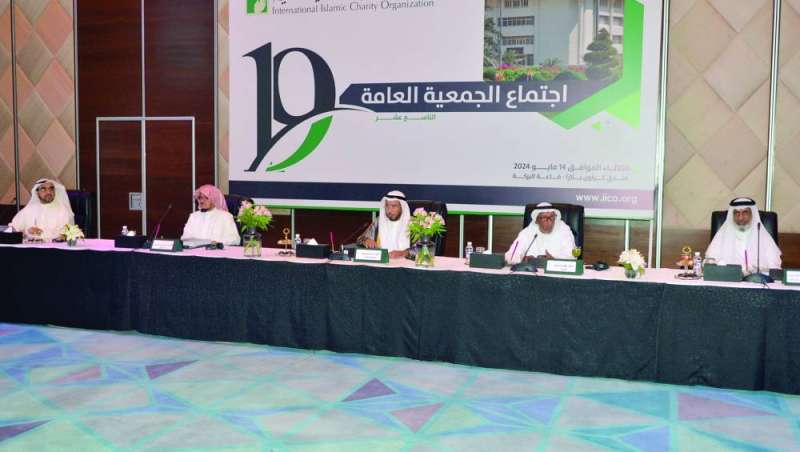 رئيس الهيئة متوسطاً أعضاء مجلس الإدارة خلال اجتماع الجمعية العمومية	 (تصوير سعود سالم) 