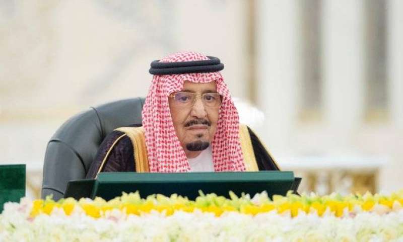 خادم الحرمين الشريفين مترئساً جلسة مجلس الوزراء في جدة أمس