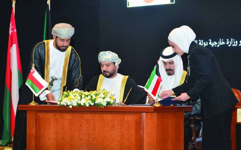 جانب من توقيع إحدى مذكرات التفاهم 