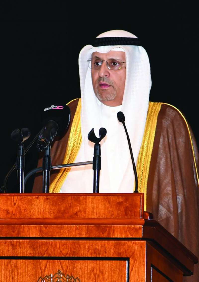 عمر العمر ملقياً كلمته 