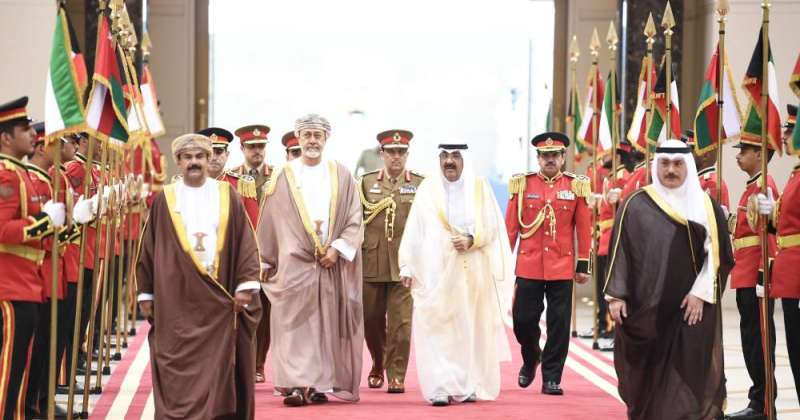 سلطان عمان يغادر البلاد وسمو الأمير على رأس مودّعيه