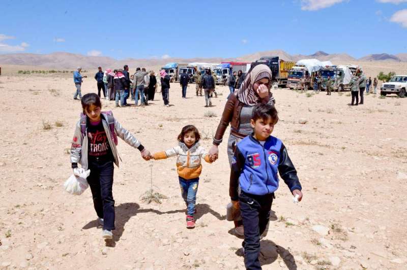  لاجئون سوريين عائدون من لبنان إلى بلادهم من خلال معبر الزمراني (أ ف ب)