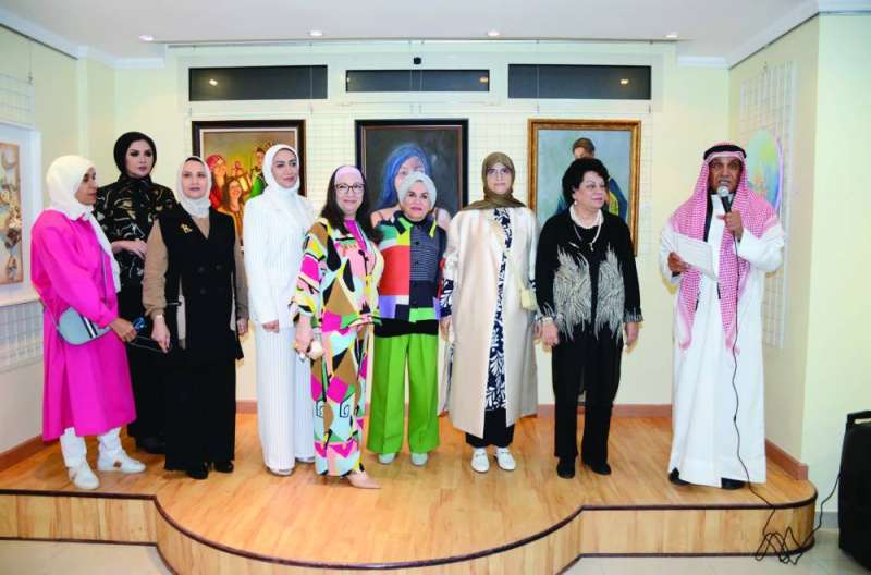 


القديري يُلقي كلمته... بحضور المشاركات في المعرض 