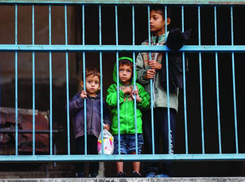 أطفال نازحون في إحدى مدارس رفح (رويترز)