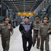 زعيم كوريا الشمالية خلال تفقده لنظام صاروخي تكتيكي