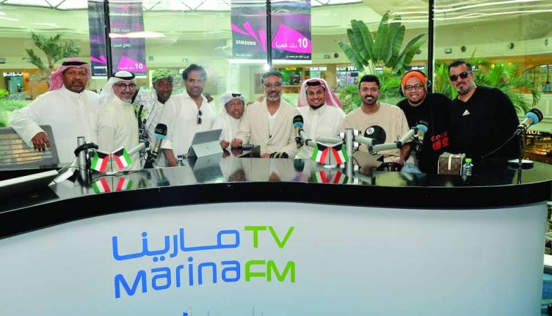 نجوم «شباب البومب» مع مذيعي «الديوانية» 	(تصوير سعود سالم) 