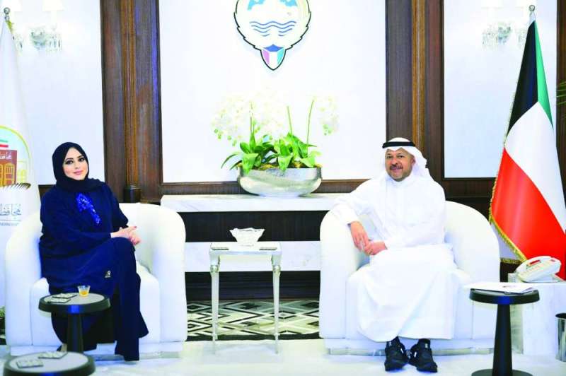 محافظ الفروانية خلال استقباله أسماء العتيبي