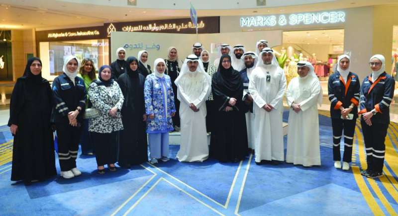 صورة جماعية لقياديي الوزارة لدى فتح الجناح 	(تصوير سعود سالم) 