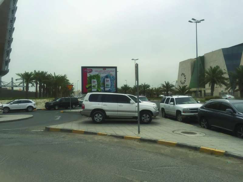 الصعود فوق الأرصفة والوقوف في الممنوع سبيل الموظف والمراجع في محيط الوزارة 