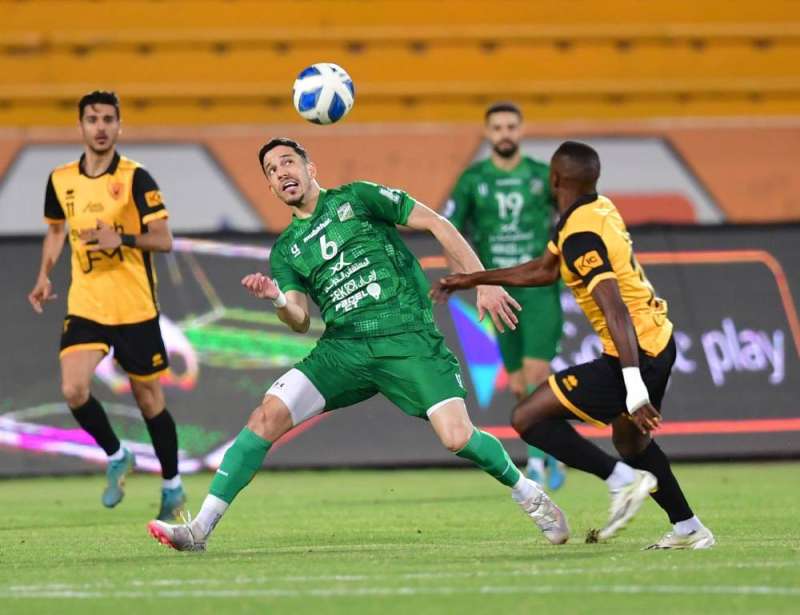 سلطان العنزي يسدد الكرة برأسه