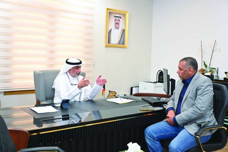 الدكتور أسد مُتحدّثاً للزميل عمر العلاس (تصوير أسعد عبدالله)