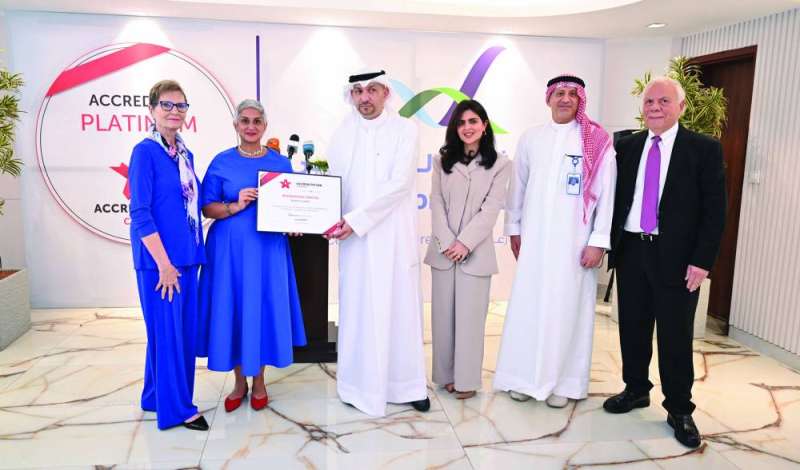 تسلم شهادة الاعتماد	(تصوير أسعد عبدالله) 