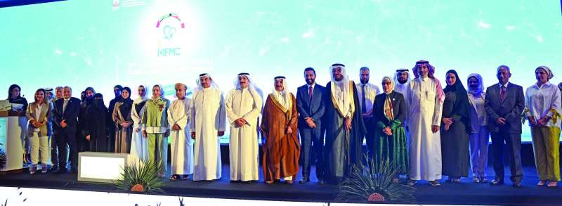 


الوزير العوضي متوسطاً المشاركين في المؤتمر 	(تصوير نايف العقلة) 