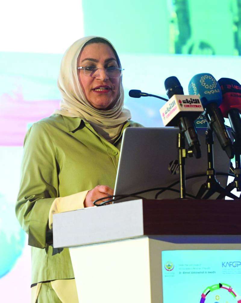 نادية الجمعة ملقية كلمتها