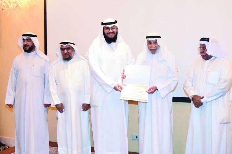 خالد المذكور مكرماً أحد الفائزين