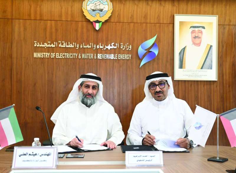 


العلي والإبراهيم خلال توقيع عقود الشراء 