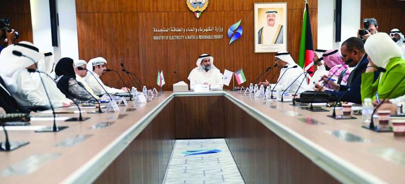 


وفدا «الكهرباء» و«الهيئة» خلال حفل التوقيع                  	  (تصوير نايف العقلة) 