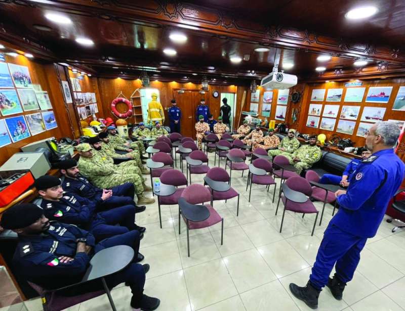 جانب من دورة الإنقاذ البحري التأسيسية