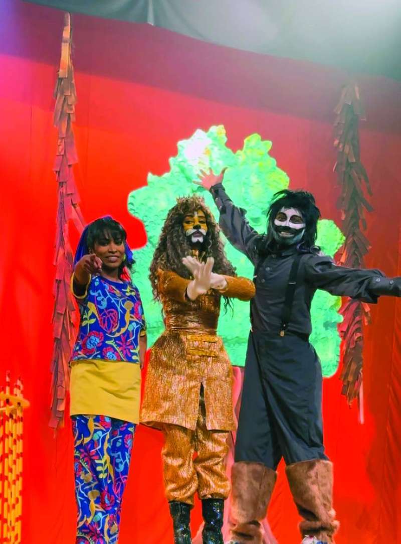 


السعدون والنبهان والحسيني خلال «البروفات» 