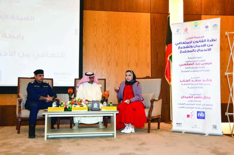 العقيد المتقاعد عيسى الصقعبي متوسطاً العبدان والعميد خالد الجابر في الجلسة الأولى 