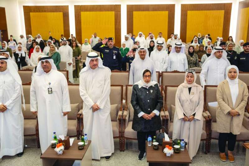 الحضور وقوفاً في افتتاح المؤتمر بالسلام الوطني 