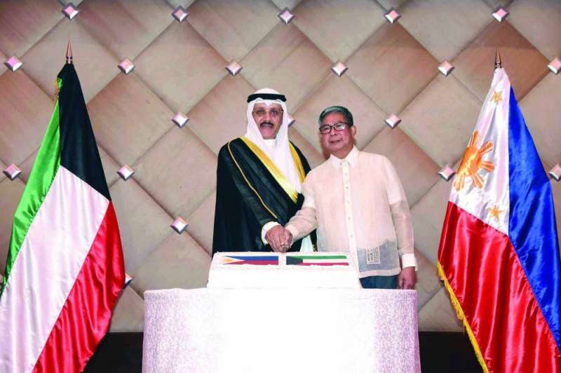 


السفيران حيات وكابريرا يتشاركان قطع قالب الحلوى	 (تصوير نايف العقلة) 