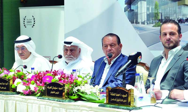 


عبدالرحمن المعروف مترئساً اجتماع الجمعية العمومية 