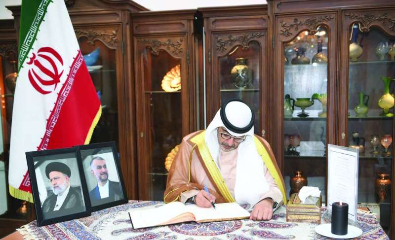 


العبدالله يدوّن كلمة عزاء في ديوان السفارة الإيرانية 	(تصوير سعود سالم) 