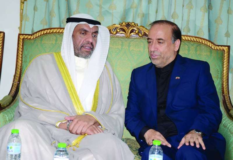 


وزير الخارجية خلال تقديمه العزاء للسفير الإيراني 