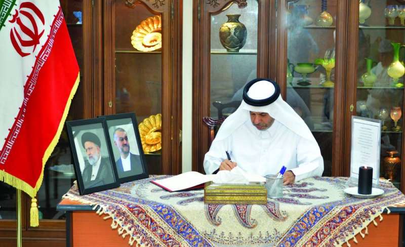 


السفير القطري مسجّلاً كلمة في ديوان السفارة 