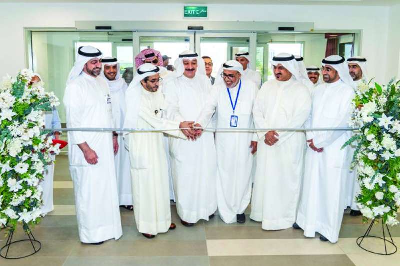 وزير الصحة يقص شريط افتتاح المركز برفقة قياديي الوزارة