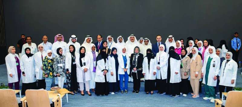 الوزير العوضي متوسطاً العاملين في المركز