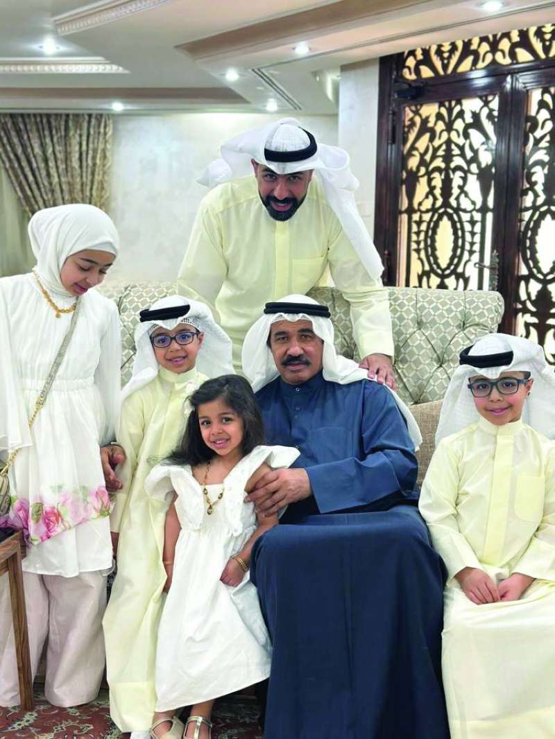 مع ولده محمد وأحفاده